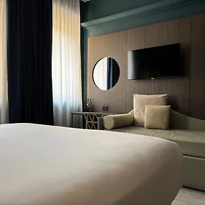 Hotell Av, Milano